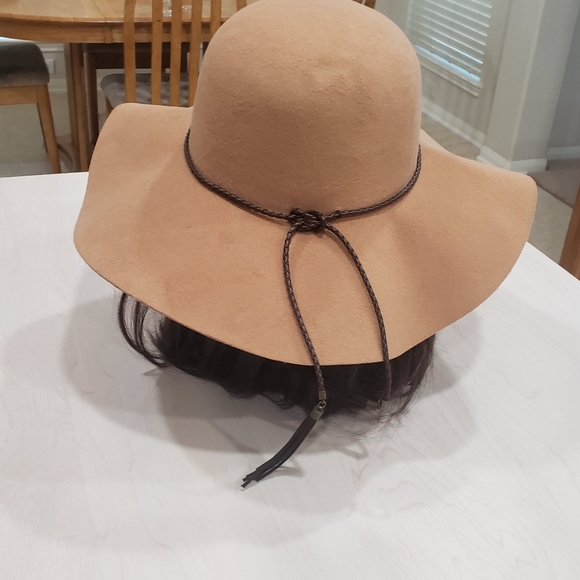 Safari felt bucket hat faux leather braid tassels in camel - Picture 4 of 7